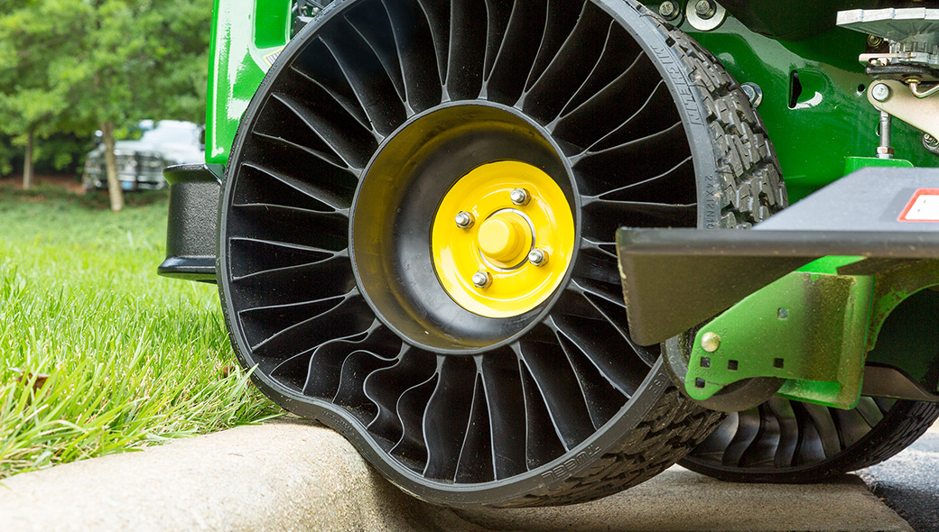 QuikTrak™ 652R EFI Optional MICHELIN x TWEEL TURF airless radial tires