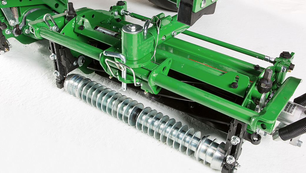 Close up of the 6700A PrecisionCut™ quick adjust cutting units
